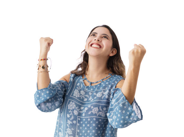 Persona feliz completando el traspaso de su vehículo sin filas