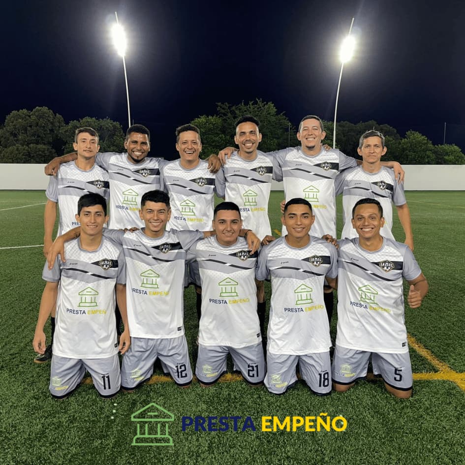 Grupo deportivo con uniforme Prestaempeño